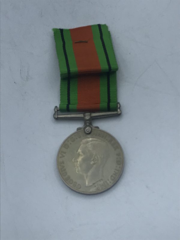 1939 - 1945 UK Défense Medal and Ribbon - Image 2