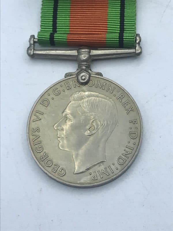 1939 - 1945 UK Défense Medal and Ribbon - Image 3
