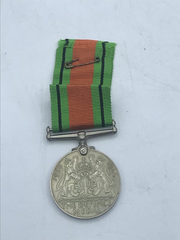 1939 - 1945 UK Défense Medal and Ribbon - Image 5