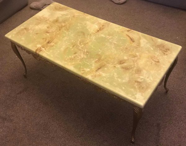 French Style Retro Faux Green Onyx Coffee Table – Gilded Metal Legs – 1980s Vintage - Image 4