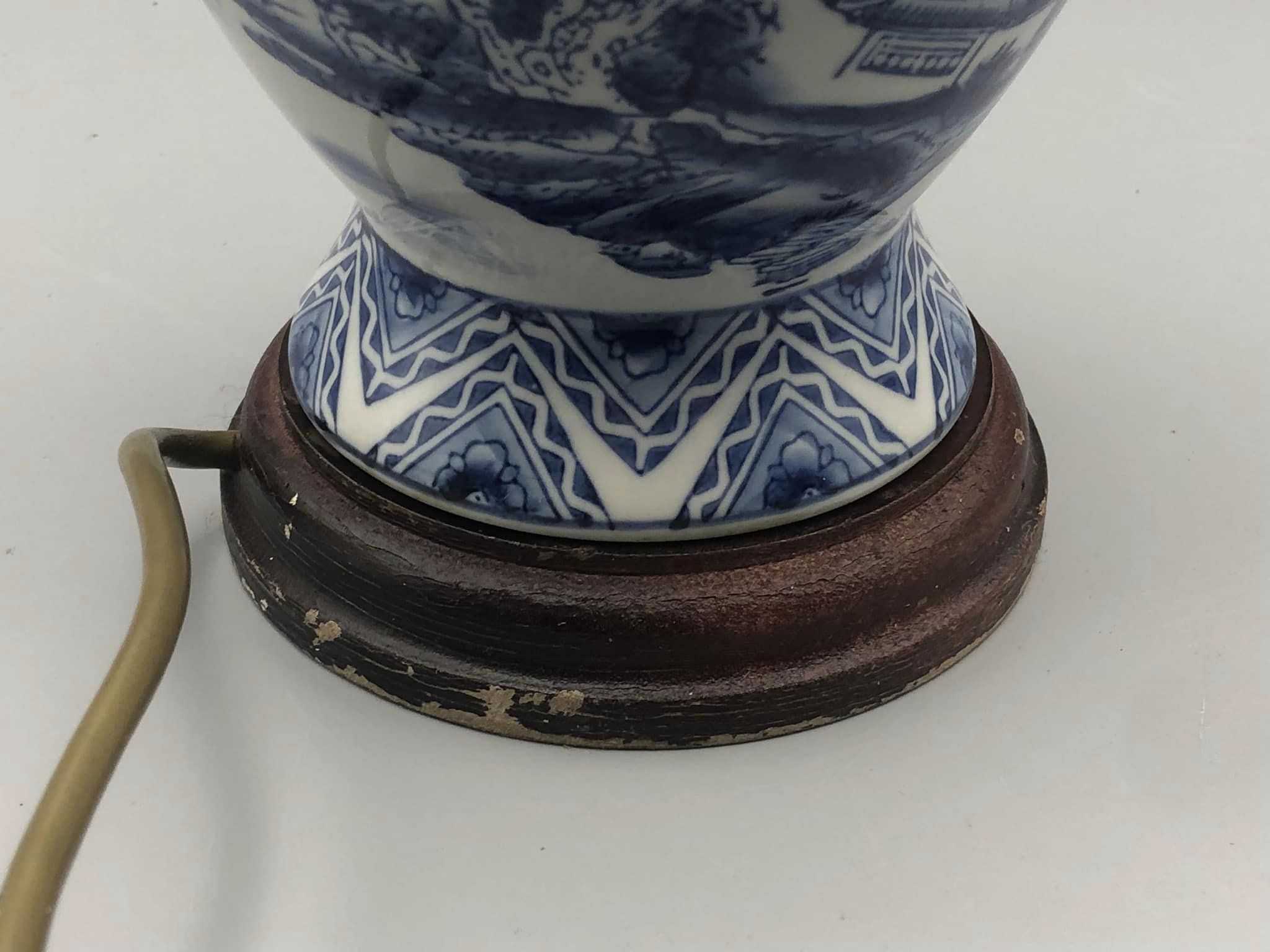Hand-Painted Chinese Blue & White Porcelain Lamp – 20th Century – 11" Tall - Image 3