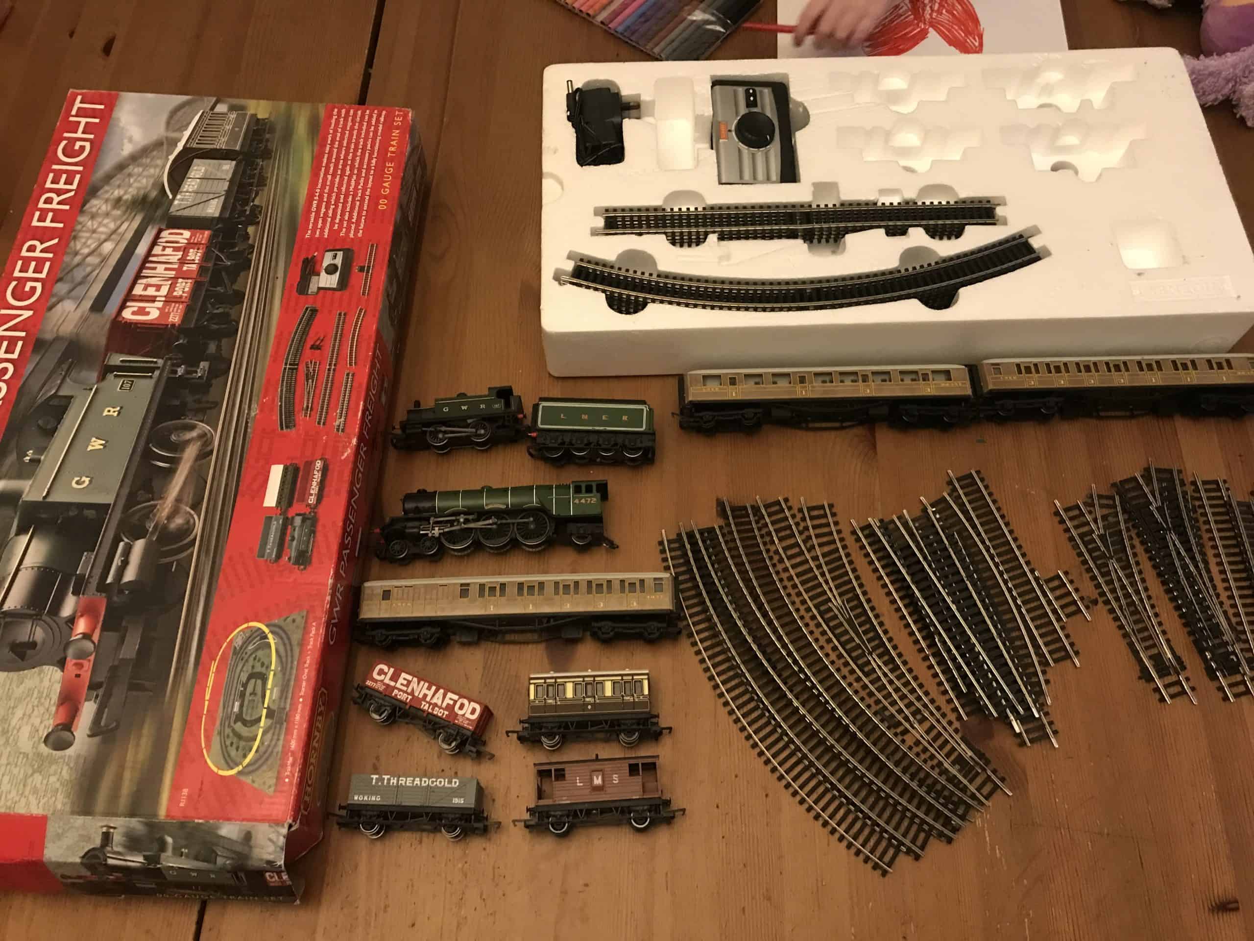 Hornby GWR Passenger & Freight Train Set + Extra Tracks & Carriages
