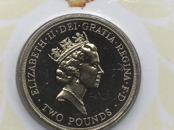 Detailed close-up of the obverse side of the 1986 Royal Mint £2 coin, featuring Queen Elizabeth II’s portrait and denomination inscription