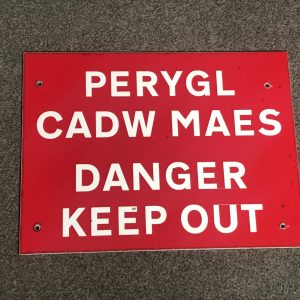 Aluminium Danger Sign – Bilingual Welsh/English Military Warning (Keep Out)