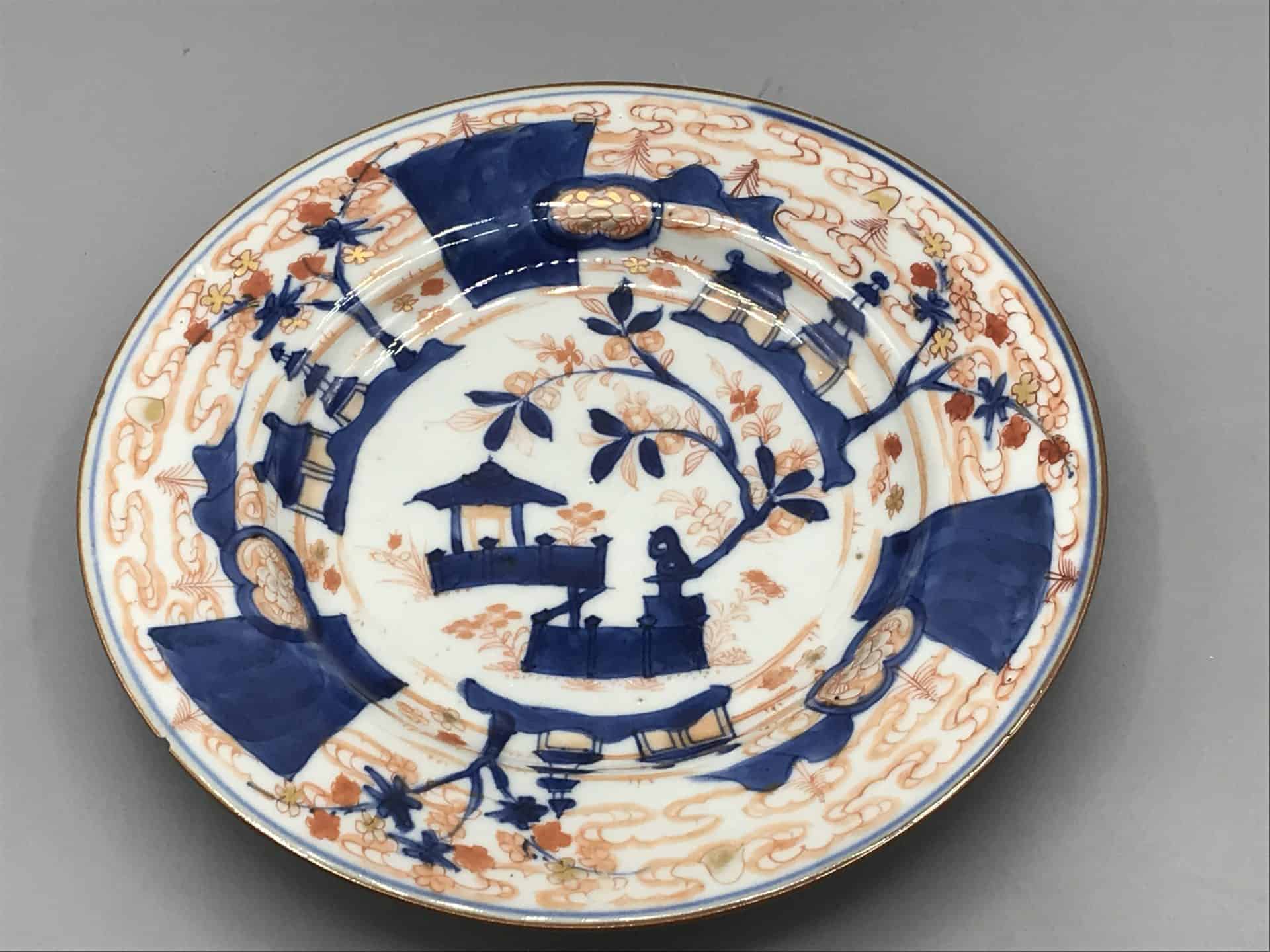 18th century Chinese export porcelain plate in Imari style, cobalt blue and iron-red decoration, Jingdezhen kiln, measuring 8.5 inches in diameter