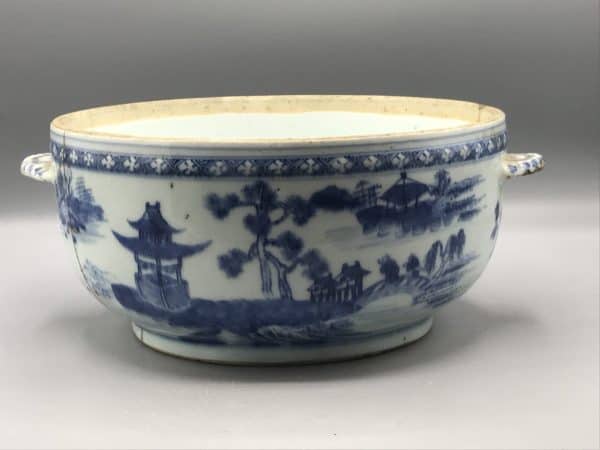 18th century Chinese export porcelain tureen, Qianlong era, blue and white landscape design with twin side handles, measuring 9 inches diameter and 4 inches tall
