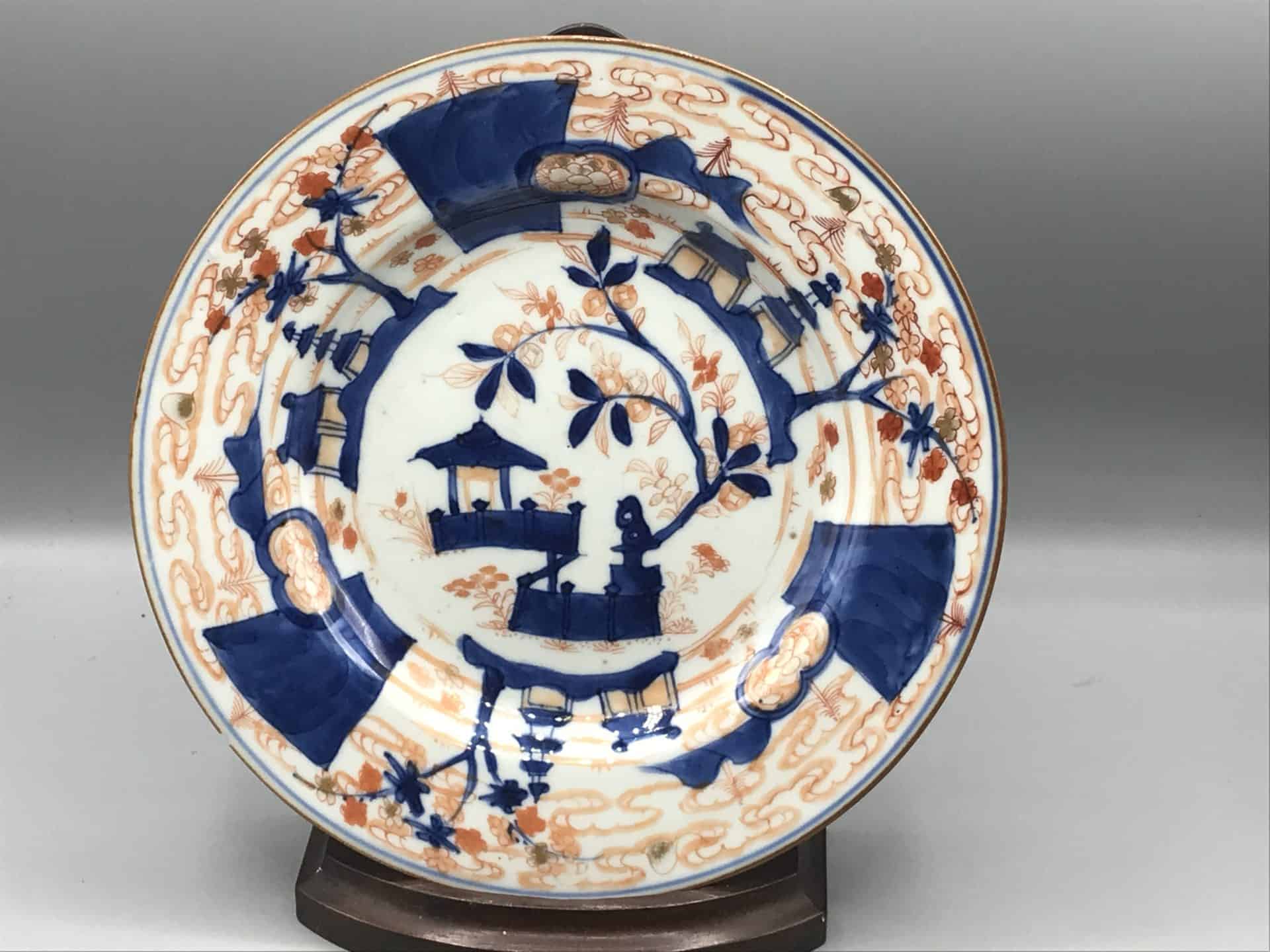 18th century Chinese export porcelain plate in Imari style, displayed upright on a stand, Jingdezhen kiln, cobalt blue and iron-red decoration, 8.5 inches diameter