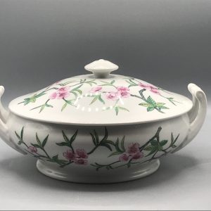 Chinese Porcelain Tureen with Hand-Decorated Floral Motif – Mid 20th Century Hong Kong