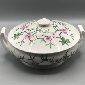 Chinese Porcelain Tureen with Hand-Decorated Floral Motif – Mid 20th Century Hong Kong