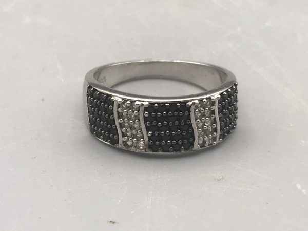 Sterling silver TGGC ring with alternating rows of black and white stones, size Q, in good pre-owned condition.