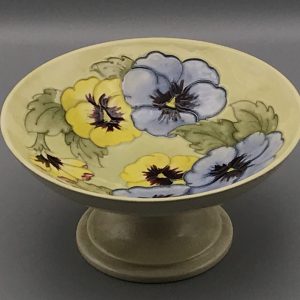 Moorcroft pottery footed bowl Tazza pansy decoration – tube lined art pottery